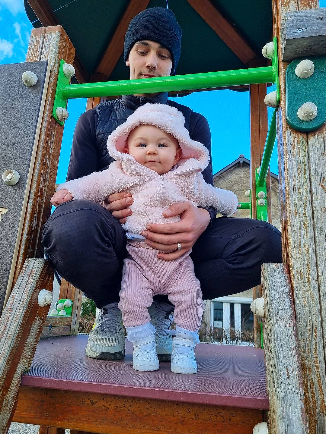 Kaëly participe au concours pour gagner de l'argent avec cette photo : baby, baby_toddler_clothing, blue, child, eye, face, facial_expression, fun, green, happy, headwear, jacket, leg, leisure, people, person, product, purple, skin, sneakers