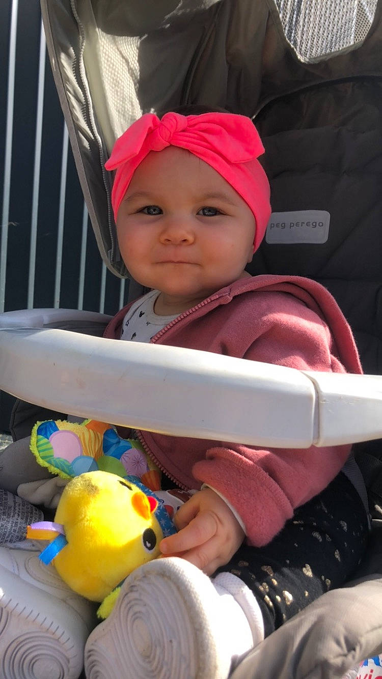 Kaëly participe au concours pour gagner de l'argent avec cette photo : baby, baby_carriage, baby_products, baby_safety, baby_toddler_clothing, cap, cheek, child, face, fun, happy, headwear, joy, person, pink, product, red, skin, smile, toddler