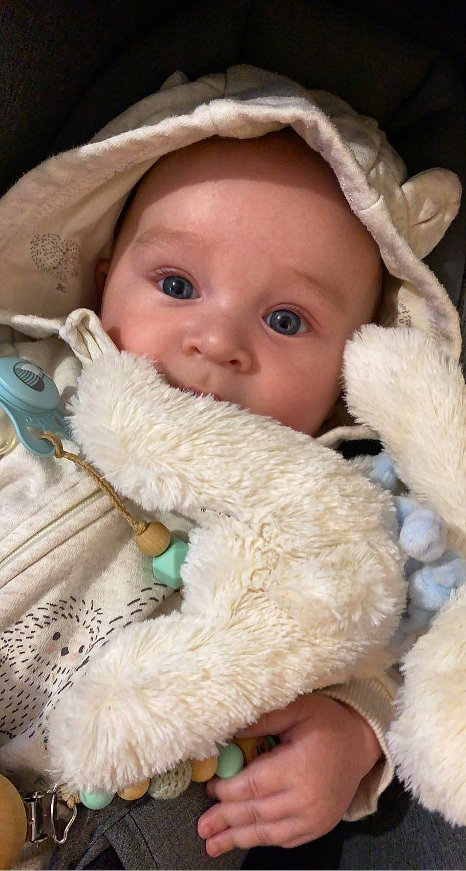 Elyam participe au concours pour gagner de l'argent avec cette photo : baby, baby_products, baby_toddler_clothing, cap, cheek, child, comfort, headgear, iris, lip, mammal, person, pink, product, skin, stuffed_toy, teddy_bear, textile, toddler, toy