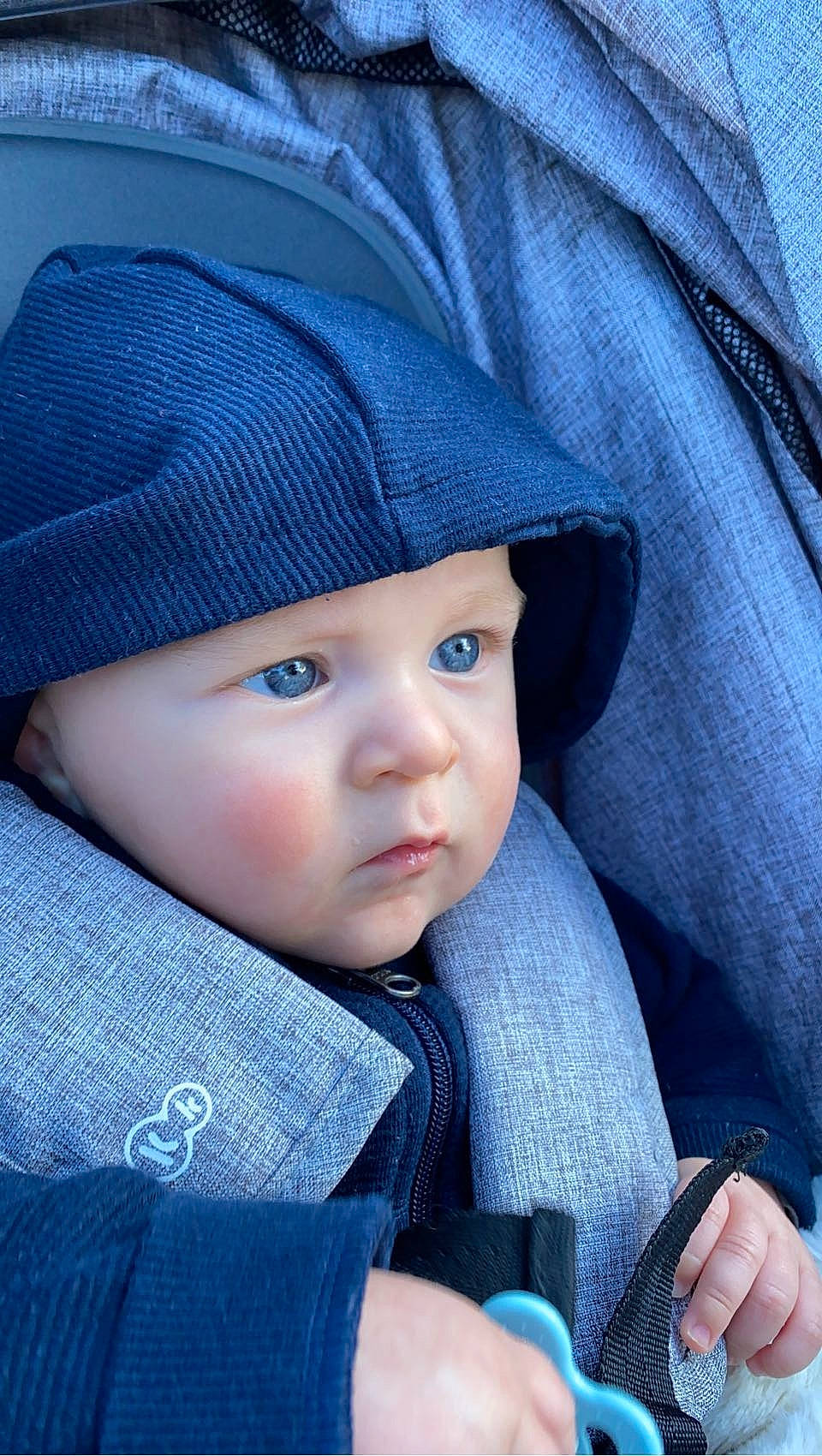 Elyam participe au concours pour gagner de l'argent avec cette photo : azure, baby, baby_toddler_clothing, blue, cap, child, chin, comfort, electric_blue, fashion_accessory, flash_photography, hat, headgear, headwear, lip, outerwear, person, product, skin, sleeve