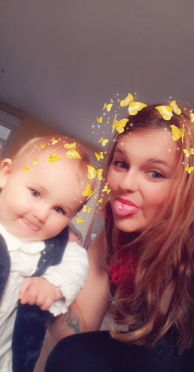 Djenna participe au concours pour gagner de l'argent avec cette photo : baby, child, event, eyebrow, fashion_accessory, flash_photography, formal_wear, fun, gesture, hair_accessory, happy, headband, headpiece, iris, jewellery, joy, lip, person, petal, smile