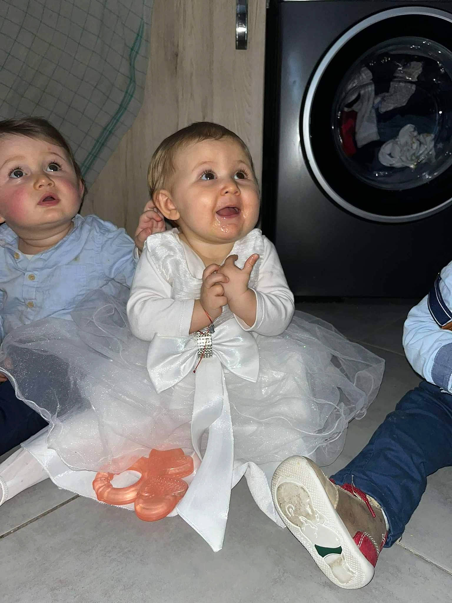 Djenna a rejoint le concours — aidez-le/la à gagner de superbes lots ! automotive_tire, baby_toddler_clothing, child, clothes_dryer, dress, event, flooring, fun, happy, home_appliance, iris, laundry, machine, major_appliance, mammal, person, room, standing, surprise, toddler