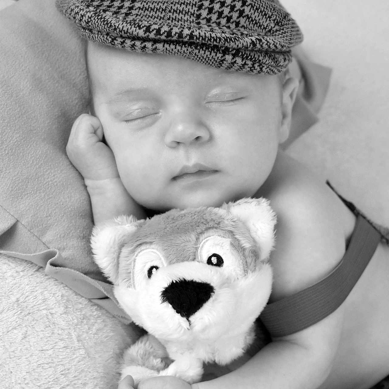 Arthur a rejoint le concours — aidez-le/la à gagner de superbes lots ! baby, baseballcap, bodypart, cap, clothing, couch, cushion, face, finger, hand, hat, head, homedecor, newborn, person, photography, plush, portrait, sleeping, toy
