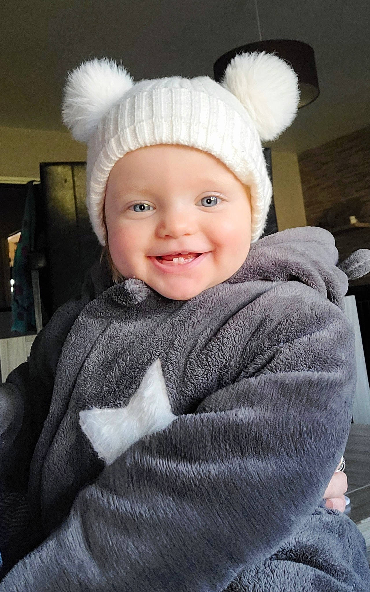 Garance a rejoint le concours — aidez-le/la à gagner de superbes lots ! baby, baby_toddler_clothing, beauty, cap, child, costume_hat, flash_photography, happy, headband, headgear, headwear, joy, knit_cap, neck, outerwear, person, skin, sleeve, smile, textile