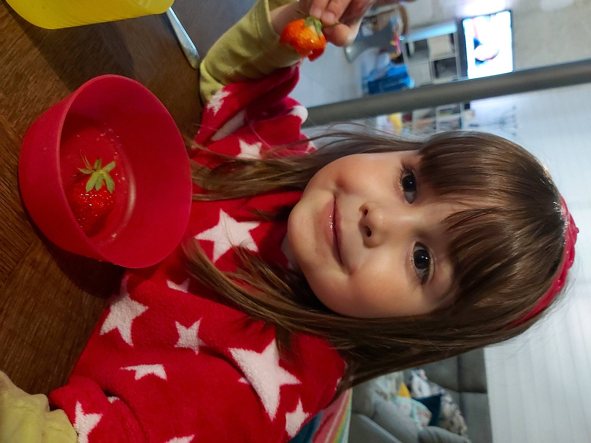 Emma a rejoint le concours — aidez-le/la à gagner de superbes lots ! automotive_wheel_system, baby, child, fun, happy, hat, joy, leisure, lip, nose, organ, person, plate, red, room, skin, smile, tableware, toddler, toy