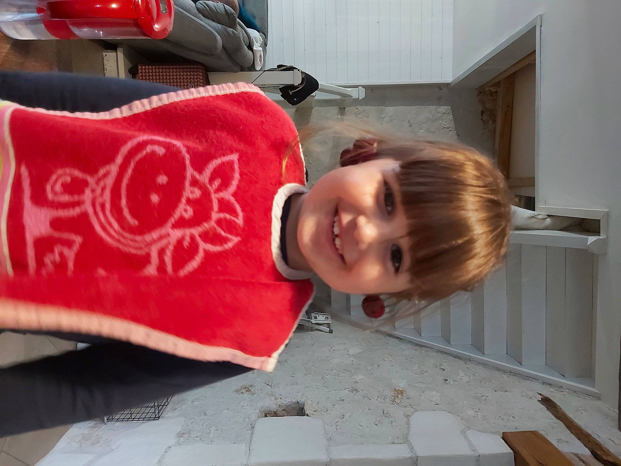 Emma a rejoint le concours — aidez-le/la à gagner de superbes lots ! carmine, child, flooring, fun, hardwood, joy, linens, magenta, pattern, person, room, sleeve, smile, t_shirt, toddler, wood