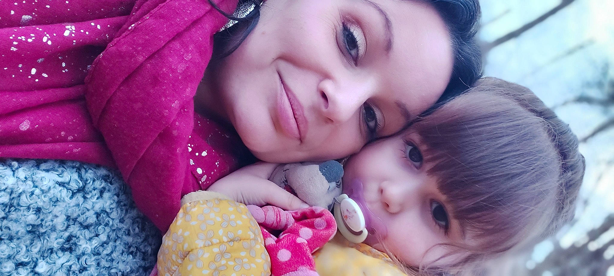 Emma participe au concours pour gagner de l'argent avec cette photo : cheek, chin, eye, eyebrow, eyelash, face, gesture, happy, interaction, iris, joy, lip, mammal, mouth, nose, organ, person, pink, purple, skin