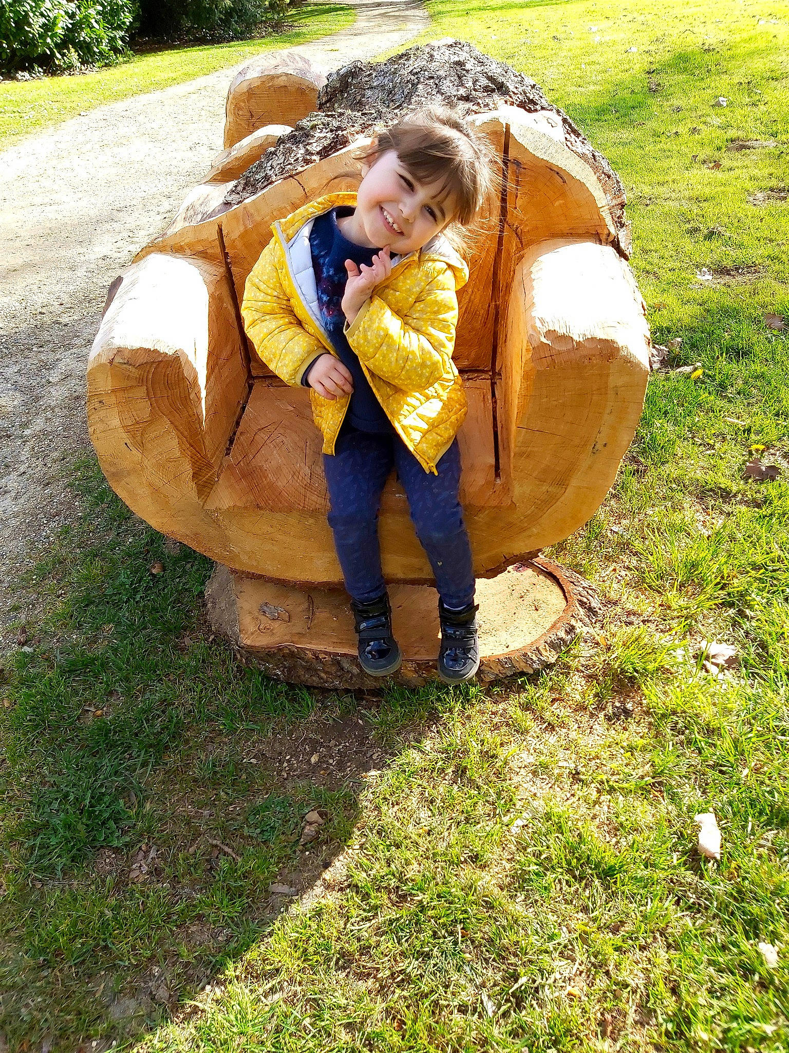 Emma participe au concours pour gagner de l'argent avec cette photo : art, automotive_tire, automotive_wheel_system, bag, environmental_art, grass, grass_family, hat, human_leg, joy, landscape, lawn_ornament, leisure, luggage_and_bags, mammal, people_in_nature, person, plant, sculpture, soil