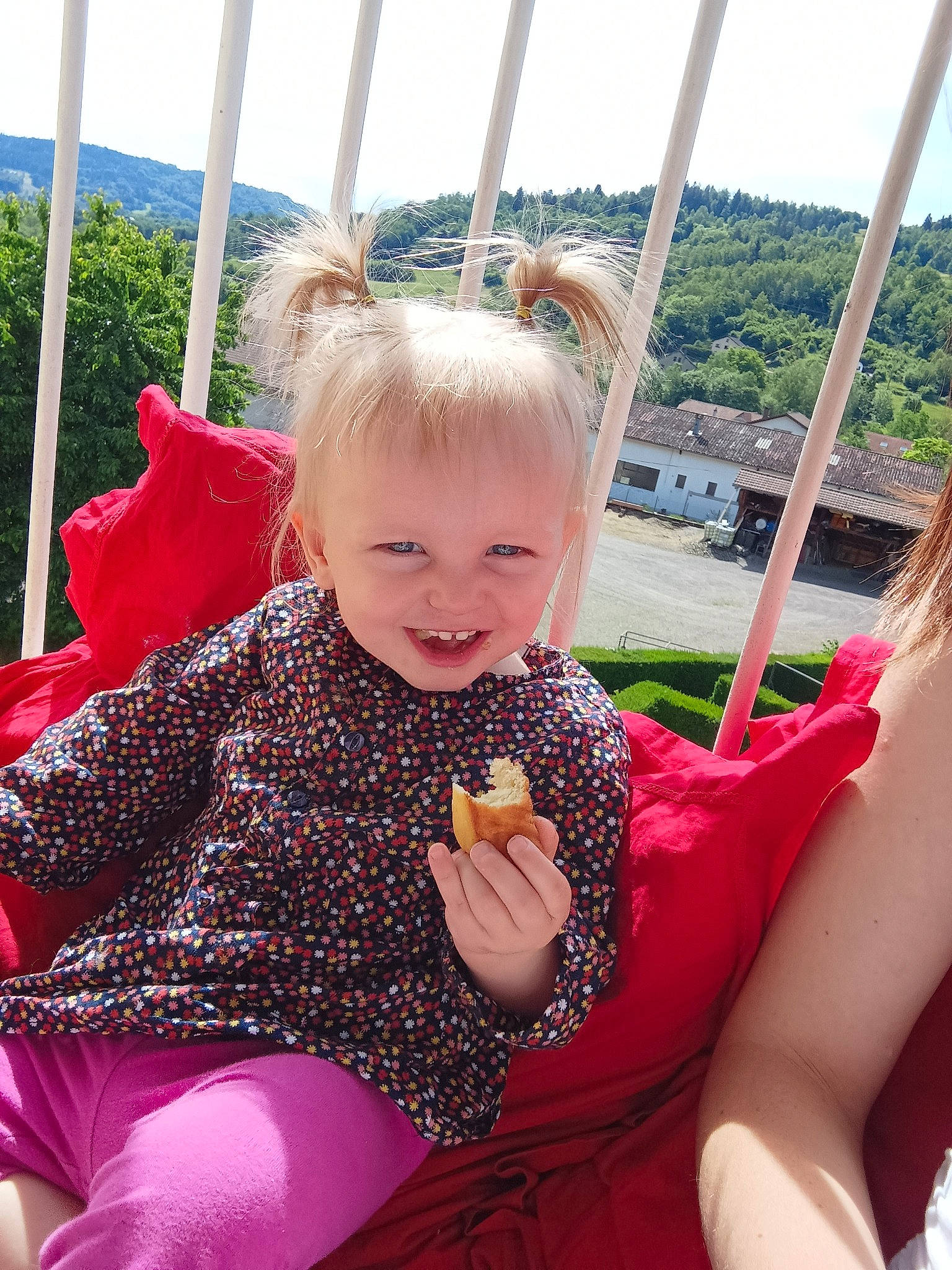 Évangéline a rejoint le concours — aidez-le/la à gagner de superbes lots ! chair, facial_expression, food, fun, grass, happy, lap, leg, leisure, person, pink, recreation, skin, sky, smile, summer, tableware, thigh, thumb, toddler