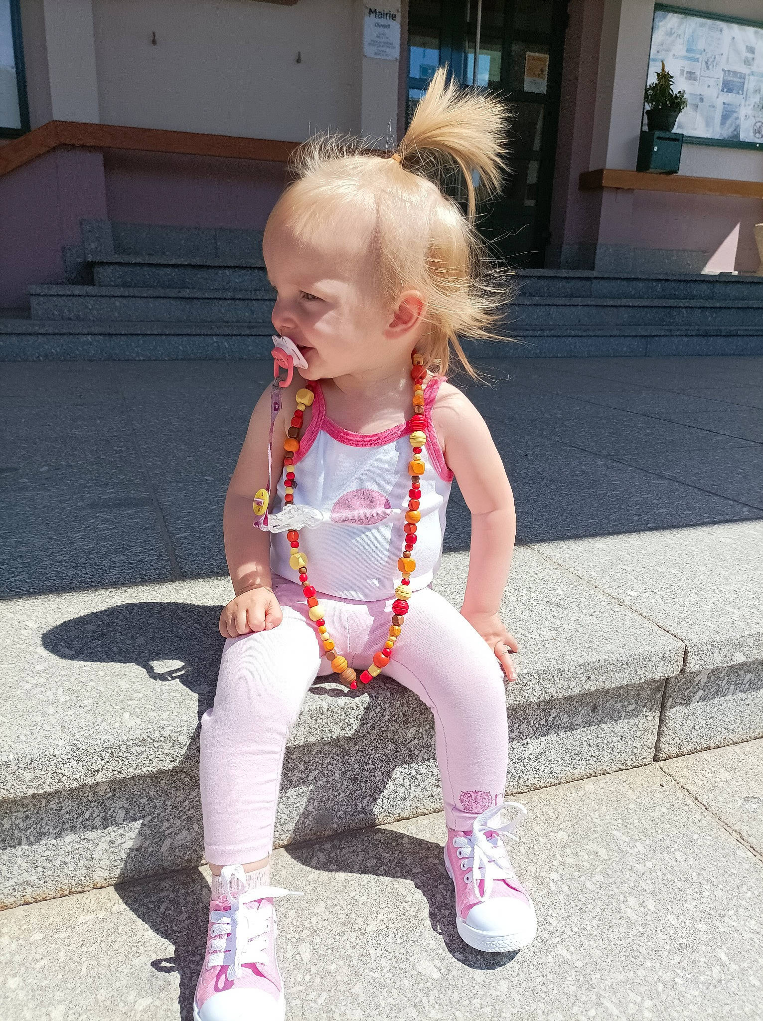 Évangéline participe au concours pour gagner de l'argent avec cette photo : baby_toddler_clothing, blond, boot, costume, dress, fashion_accessory, fun, grass, human_leg, jewellery, knee, leg, person, pink, shoe, smile, sneakers, sock, thigh, toddler