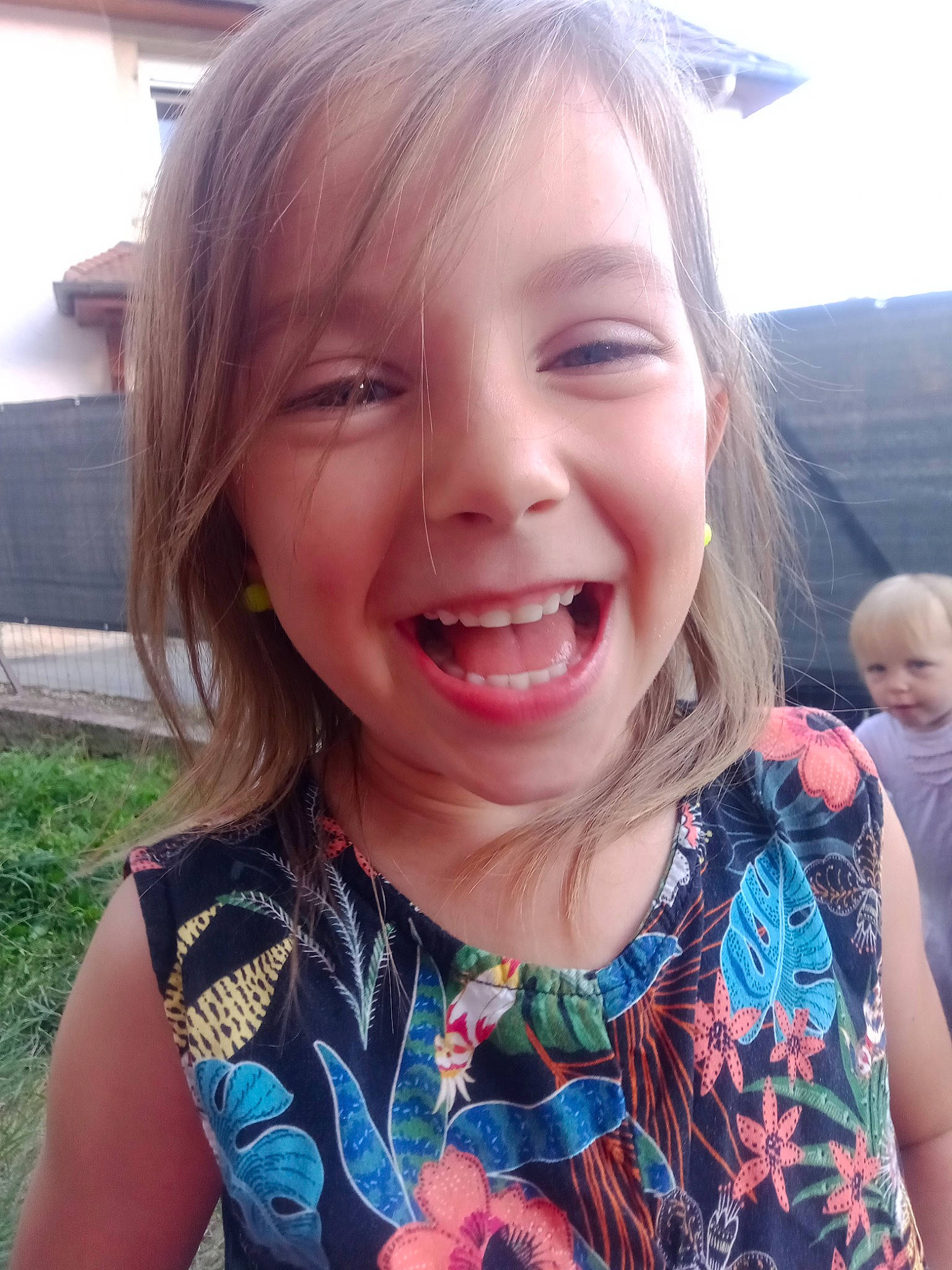 Lynna a rejoint le concours — aidez-le/la à gagner de superbes lots ! cheek, ear, eye, eyebrow, eyelash, face, gesture, hair, happy, iris, jaw, joy, lip, mouth, neck, nose, organ, person, skin, sleeve