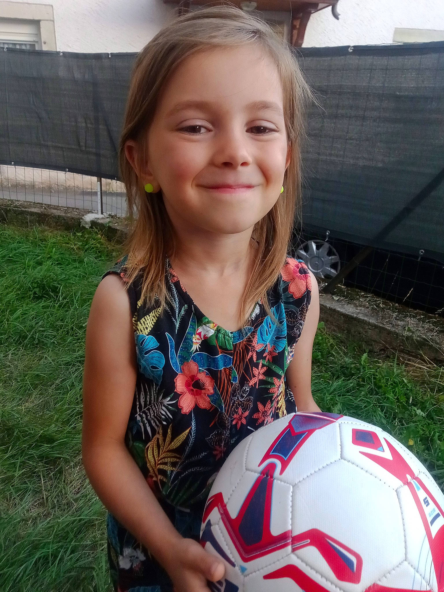 Lynna participe au concours pour gagner de l'argent avec cette photo : ball, beauty, eye, face, football, fun, grass, happy, joy, mammal, organ, people, person, plant, player, smile, soccer, soccer_ball, sports_equipment, sports_gear