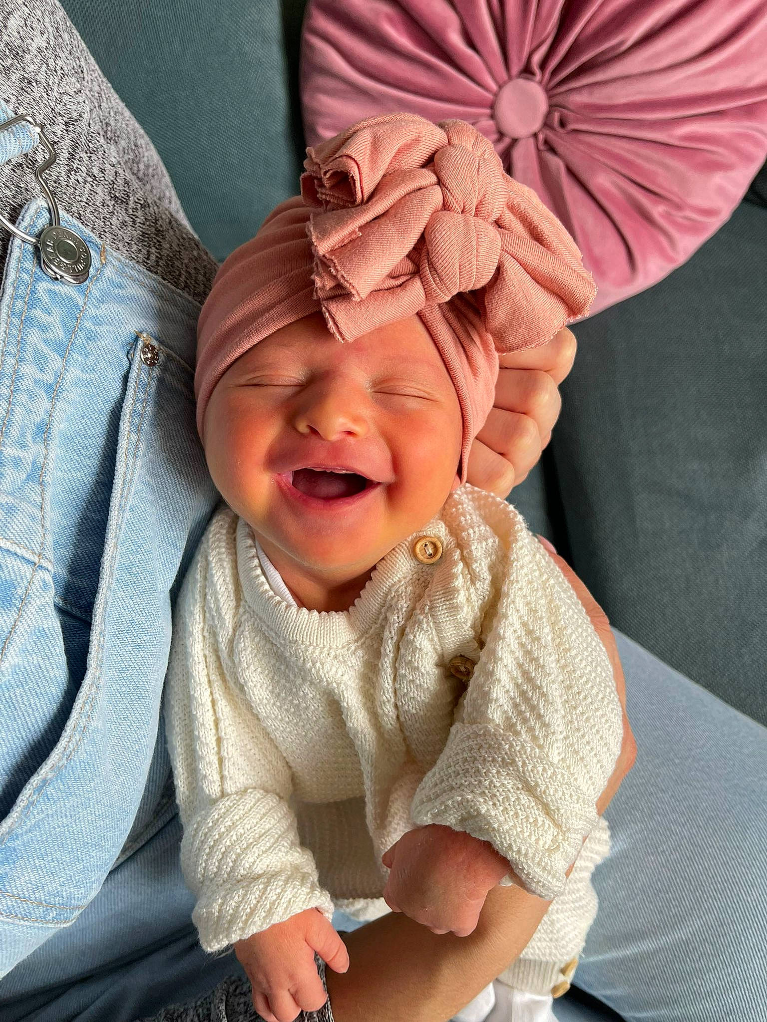 Clelia a rejoint le concours — aidez-le/la à gagner de superbes lots ! baby, baby_products, baby_sleeping, baby_toddler_clothing, bedding, child, comfort, fashion_accessory, finger, gesture, happy, headwear, linens, pattern, person, pink, skin, sleeve, smile, textile