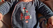 Nathan a rejoint le concours — aidez-le/la à gagner de superbes lots ! adorable, baby, bed, blanket, cheeks, child, clothing, cozy, cute, eyes, face, hands, indoors, infant, lying_down, onesie, pajamas, pattern, portrait, soft_texture