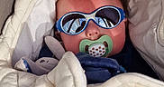 Nathan a rejoint le concours — aidez-le/la à gagner de superbes lots ! baby, blanket, cheeks, chin, closeup, cozy, cute, fabric, hood, infant, outdoor, pacifier, portrait, quilt, reflection, sleepy, soft_toy, stroller, sunglasses, sunshade
