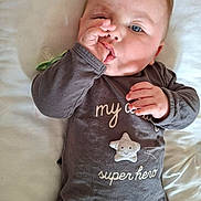 Nathan participe au concours pour gagner de l'argent avec cette photo : baby, blanket, blue_eyes, child, clothing, cute, face, indoors, infant, long_sleeve, lying_down, pacifier, portrait, sleepwear, smile, soft_light, star, text_on_clothing, thumb_sucking, young_child