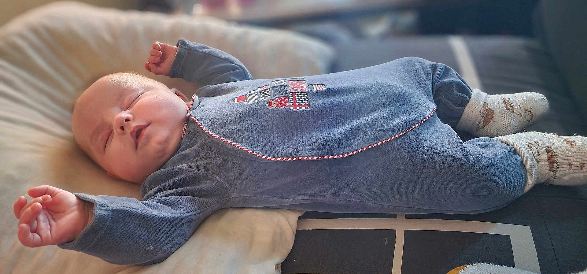 Nathan participe au concours pour gagner de l'argent avec cette photo : baby, infant, sleeping, onesie, socks, pillow, blanket, bed, cozy, peaceful, portrait, close_up, hand, arm, head, face, indoor, newborn, clothing, nursery