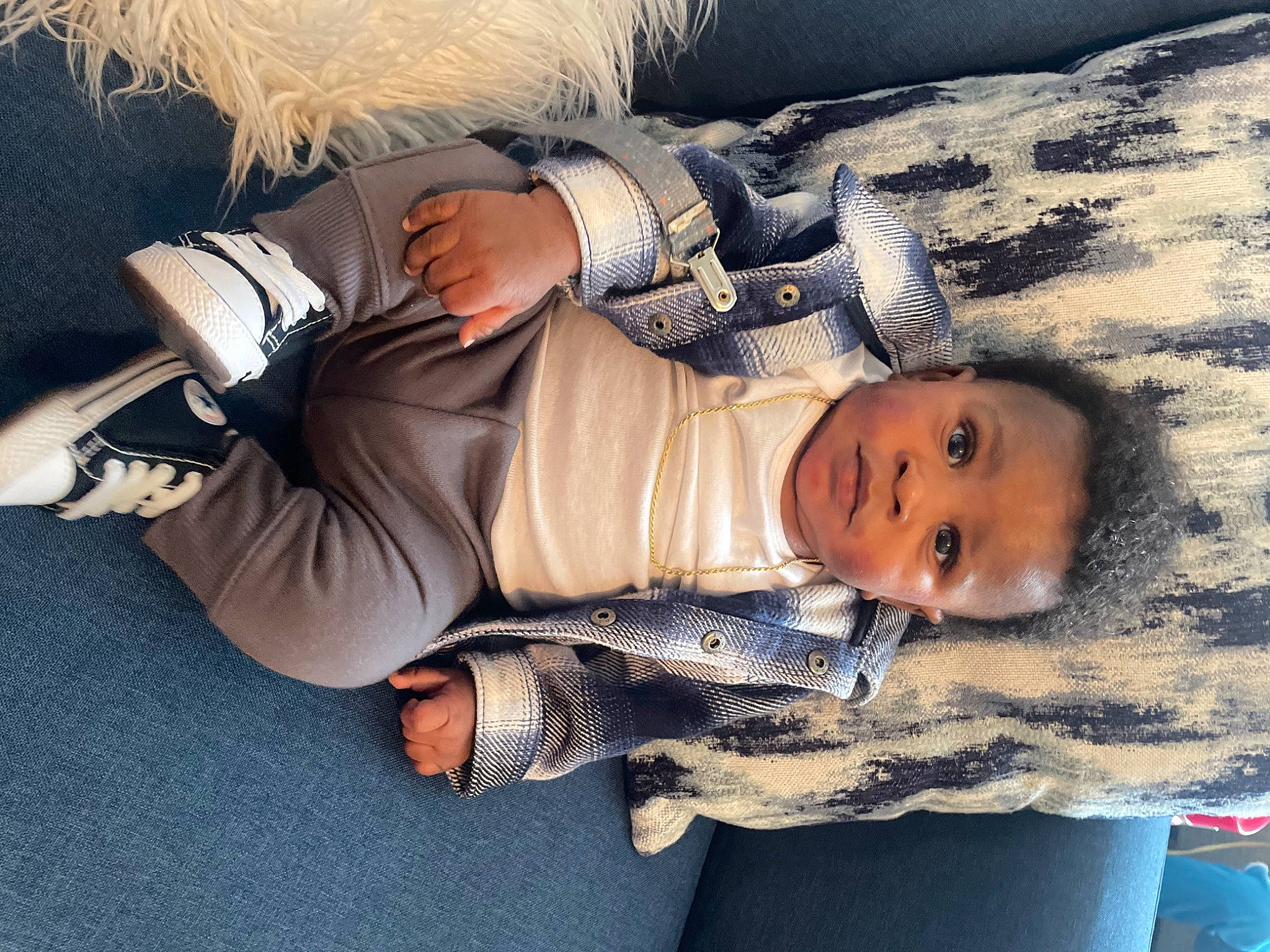 Cartiare is registered to the contest to win money with this photo: baby, child, cloud, comfort, cool, flooring, fun, fur, happy, human_leg, linens, pattern, person, room, sitting, sleeve, sunglasses, thigh, toddler, tree