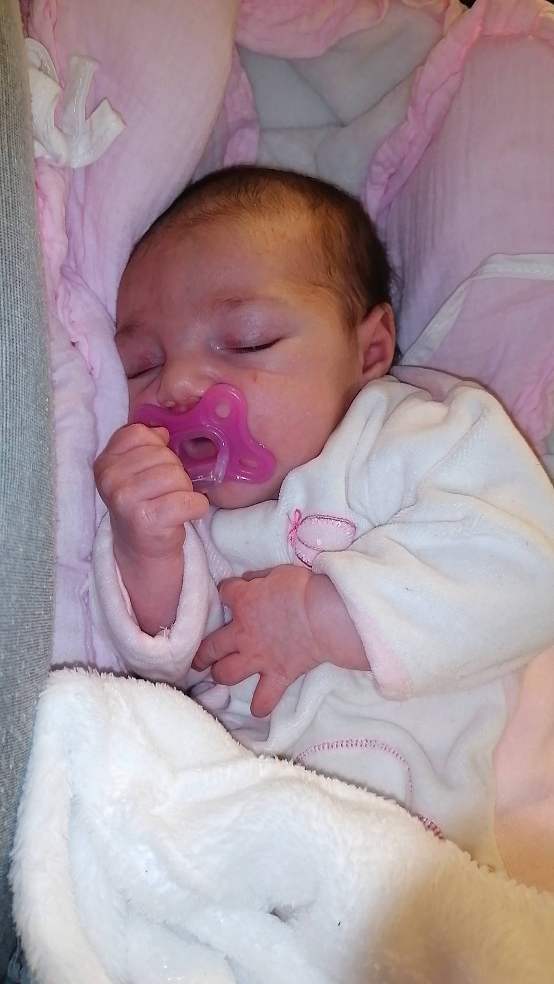 Gianna participe au concours pour gagner de l'argent avec cette photo : baby, baby_sleeping, baby_toddler_clothing, bedtime, cheek, comfort, ear, eye, eyebrow, eyelash, hand, head, iris, linens, lip, mouth, nose, person, pink, skin