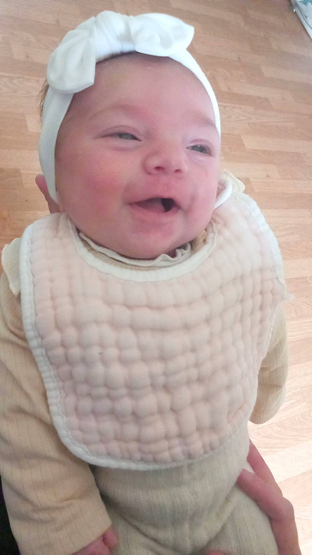 Gianna participe au concours pour gagner de l'argent avec cette photo : baby, baby_laughing, baby_toddler_clothing, cheek, comfort, eye, face, happy, head, headgear, iris, lip, nose, person, pink, skin, sleeve, smile, textile, toddler
