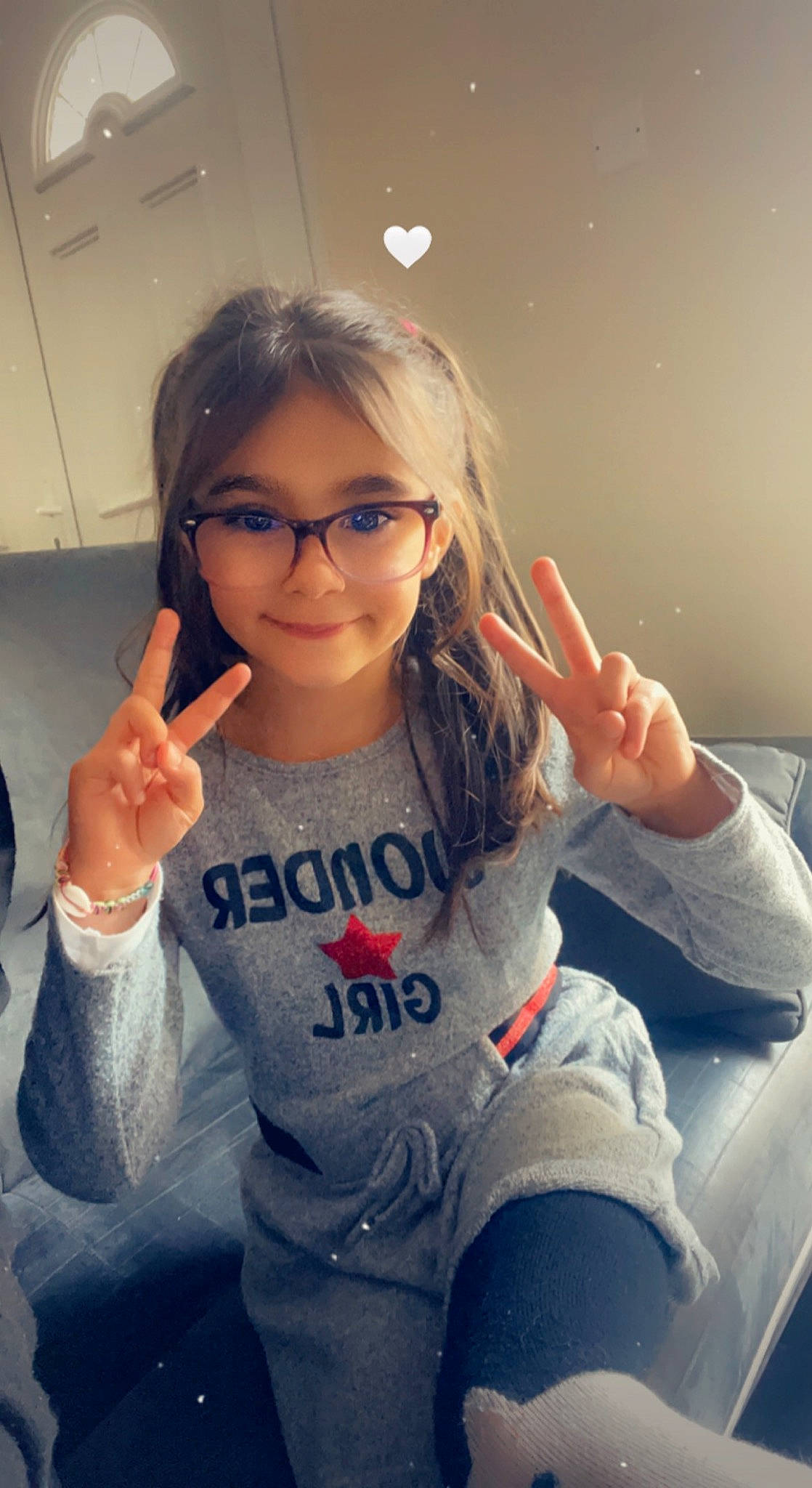Adixia a rejoint le concours — aidez-le/la à gagner de superbes lots ! chin, cool, eye, eyewear, facial_expression, finger, flash_photography, gesture, glasses, hair, hand, happy, joy, mouth, person, shoulder, skin, sleeve, smile, standing