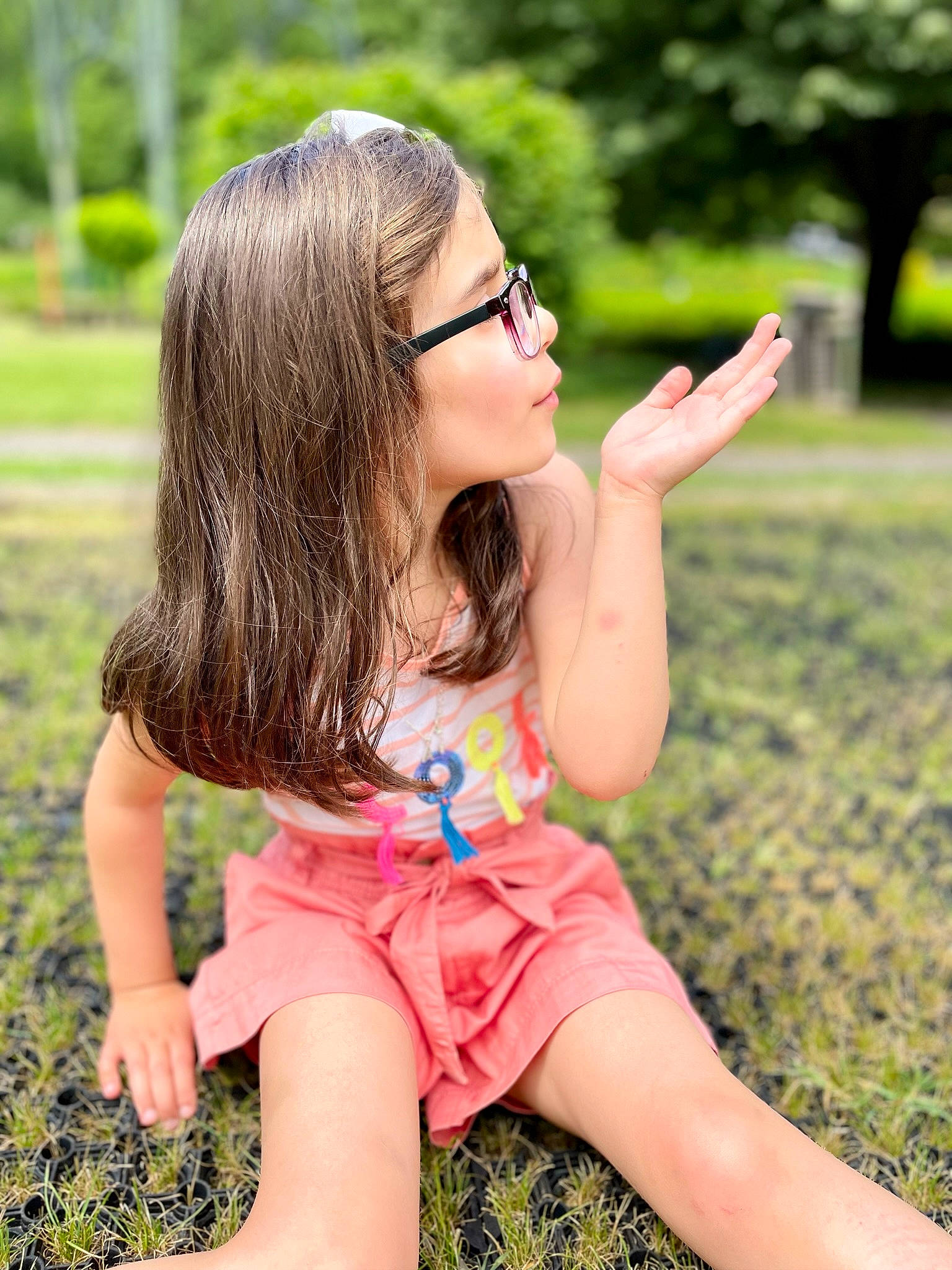 Adixia participe au concours pour gagner de l'argent avec cette photo : beauty, eye, face, finger, fun, glasses, grass, hair, happy, leisure, long_hair, people_in_nature, person, pink, plant, recreation, shoulder, skin, summer, thigh