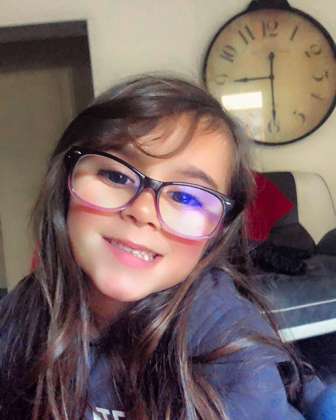 Adixia a rejoint le concours — aidez-le/la à gagner de superbes lots ! beauty, black_hair, clock, cool, eyebrow, eyelash, eyewear, facial_expression, forehead, glasses, hairstyle, happy, iris, jaw, joy, lip, nose, person, skin, smile