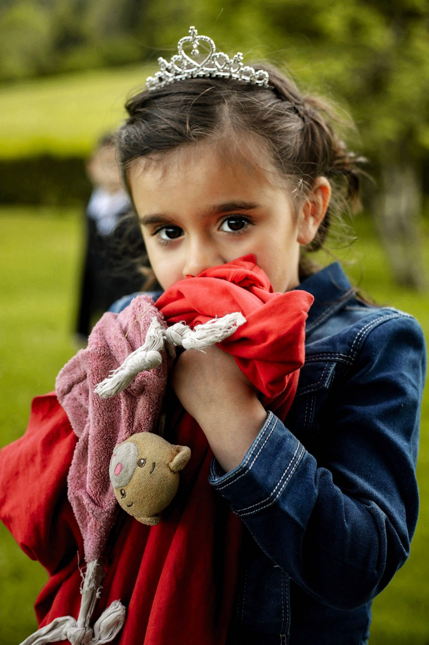 Adixia a rejoint le concours — aidez-le/la à gagner de superbes lots ! beauty, child, event, eye, face, finger, fruit, fun, gesture, grass, hand, happy, headpiece, leaf, lip, people_in_nature, person, photograph, skin, tiara