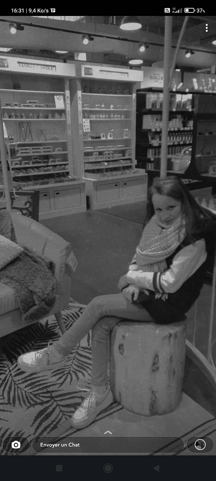 Lola participe au concours pour gagner de l'argent avec cette photo : black, black_and_white, chair, child, human_leg, monochrome, monochrome_photography, motor_vehicle, person, publication, room, shelf, shelving, sitting, smile, standing, street, style, vintage_clothing, white