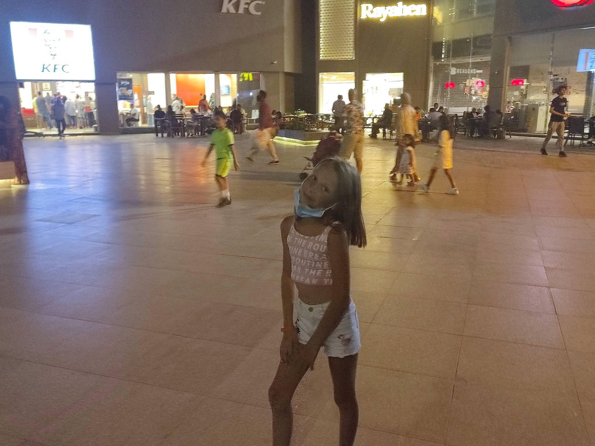 Lola a rejoint le concours — aidez-le/la à gagner de superbes lots ! art, city, entertainment, event, fashion, floor, flooring, fun, human, leisure, night, pedestrian, performance, performance_art, performing_arts, person, reflection, shorts, standing, street