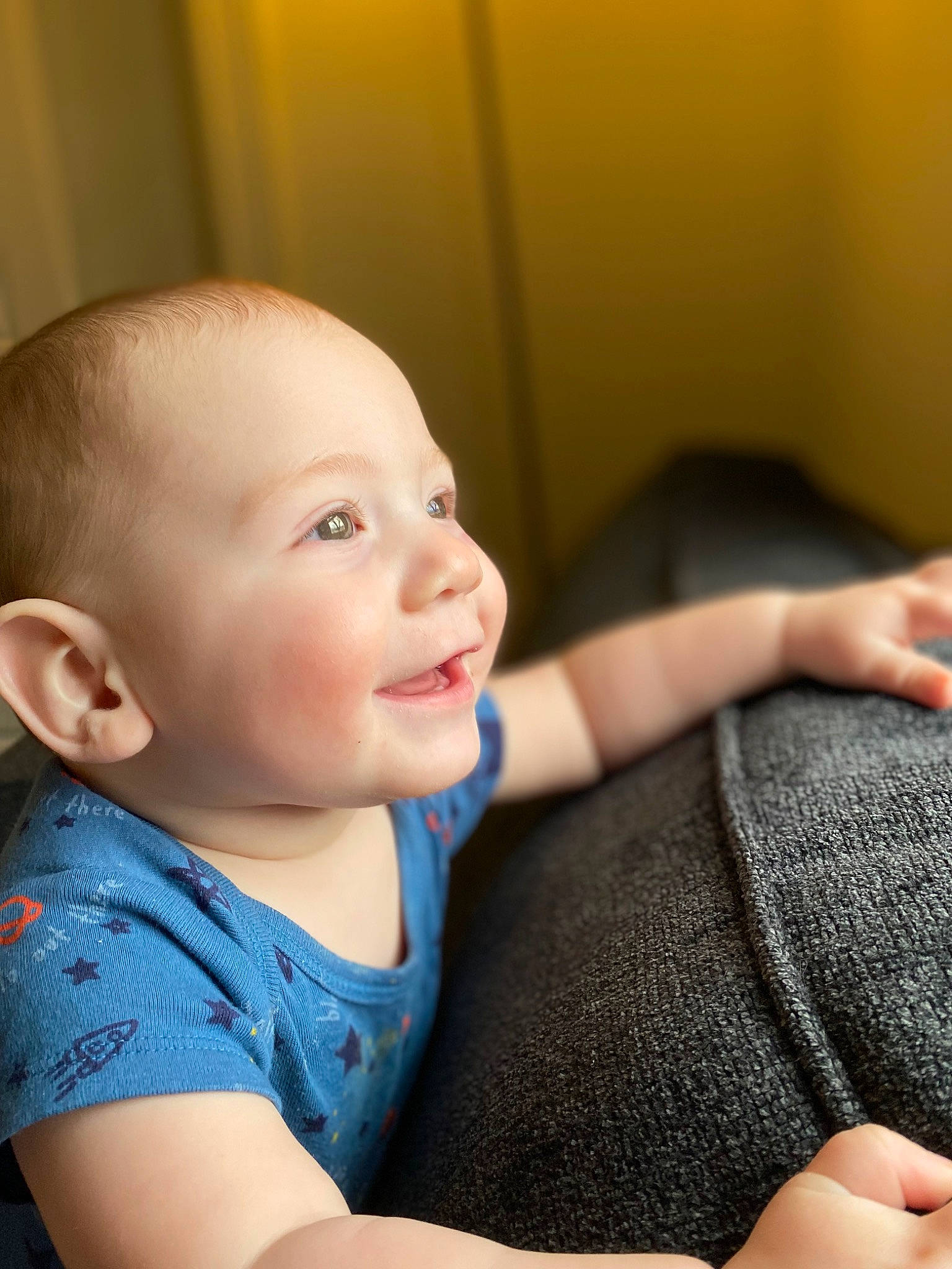 Akacius is registered to the contest to win money with this photo: arm, baby_toddler_clothing, cheek, comfort, elbow, finger, fun, gesture, hand, happy, human_body, iris, leg, mouth, muscle, neck, nose, person, skin, smile