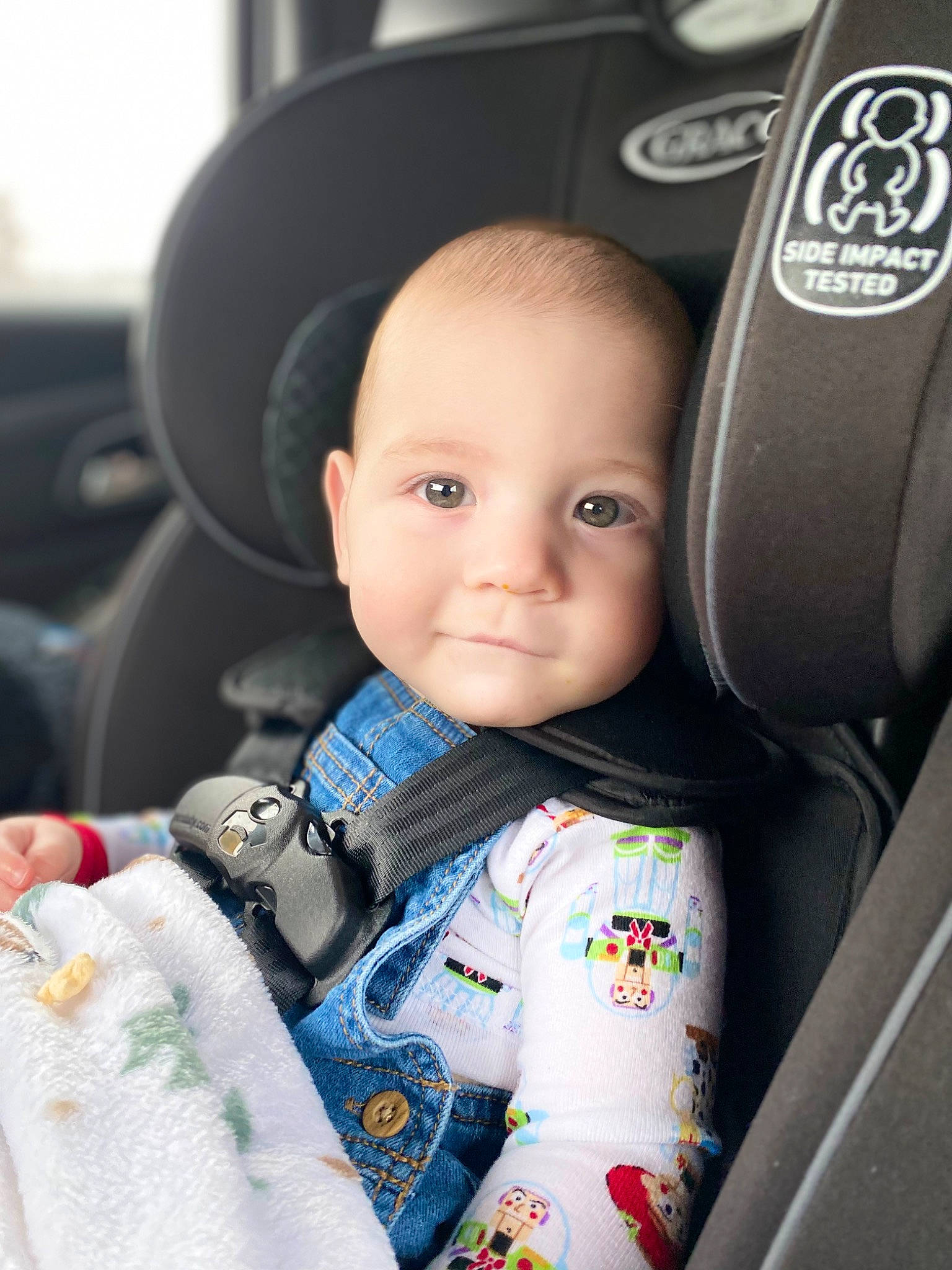 Akacius is registered to the contest to win money with this photo: auto_part, automotive_design, baby, baby_carriage, baby_in_car_seat, baby_products, baby_toddler_clothing, car_seat, child, collar, family_car, hat, head_restraint, person, product, seat_belt, sitting, sleeve, smile, toddler