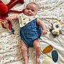 Jean participe au concours pour gagner de l'argent avec cette photo : baby, bib, bird_toy, blanket, child, couch, cute, happy, indoor, infant, leaf_pattern, lying_down, octopus_toy, person, playtime, plush_toy, romper, smiling, soft_toy, toy