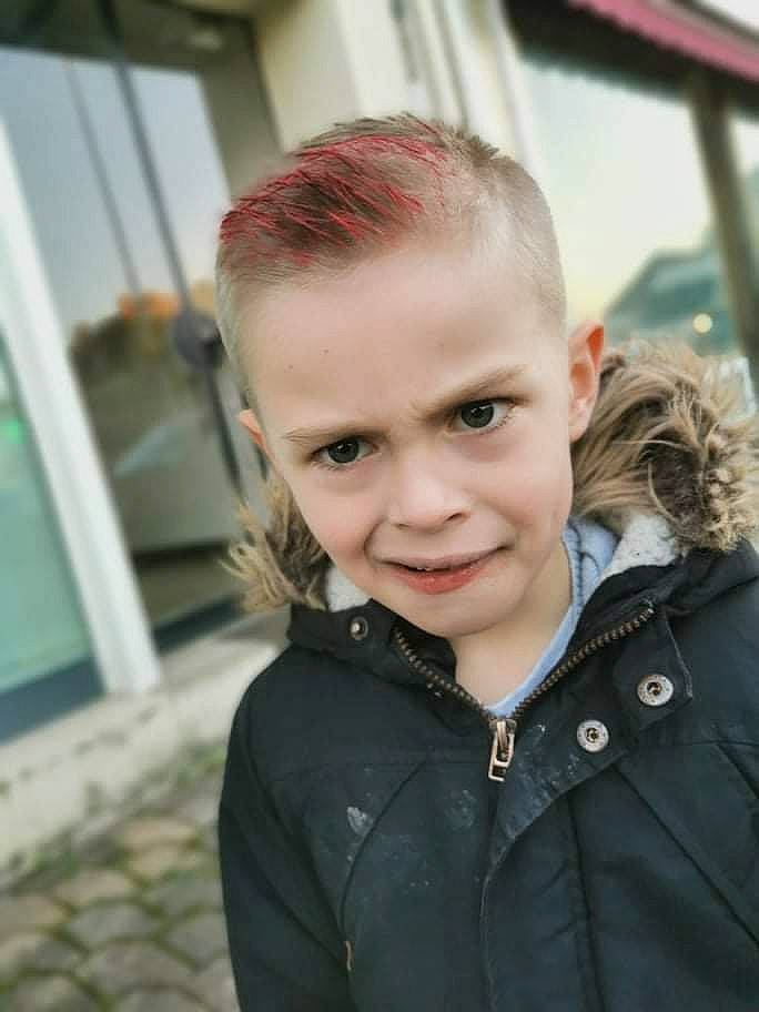 Mathéo participe au concours pour gagner de l'argent avec cette photo : blond, brown_hair, cheek, clothing, eye, eyebrow, fashion_design, flash_photography, forehead, fun, fur, happy, jacket, joy, lip, long_hair, outerwear, person, shoulder, sleeve