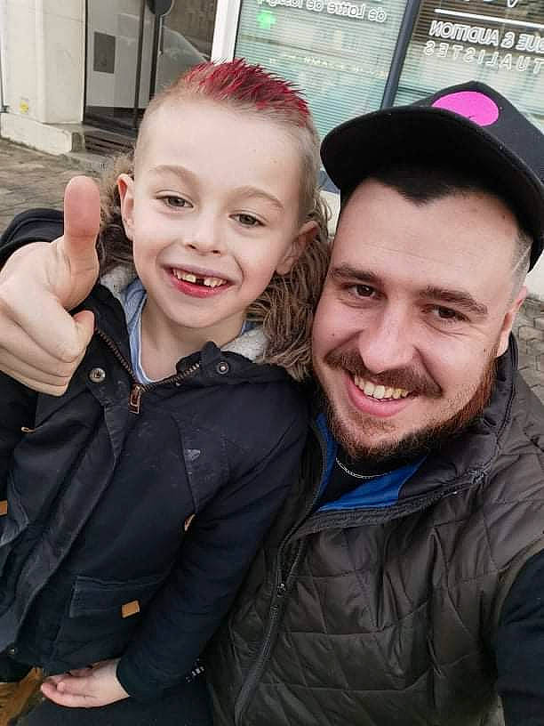 Mathéo participe au concours pour gagner de l'argent avec cette photo : beard, cheek, cool, event, eyebrow, eyewear, facial_expression, forehead, fun, gesture, happy, human, interaction, iris, jacket, joy, organ, person, selfie, skin