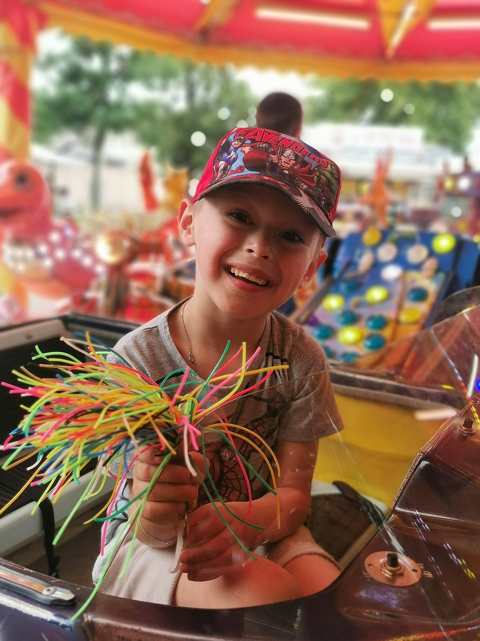 Mathéo a rejoint le concours — aidez-le/la à gagner de superbes lots ! baseball_cap, cap, child, crowd, entertainment, event, fashion_accessory, festival, fun, happy, headwear, joy, leisure, market, musician, people, person, public_event, recreation, smile