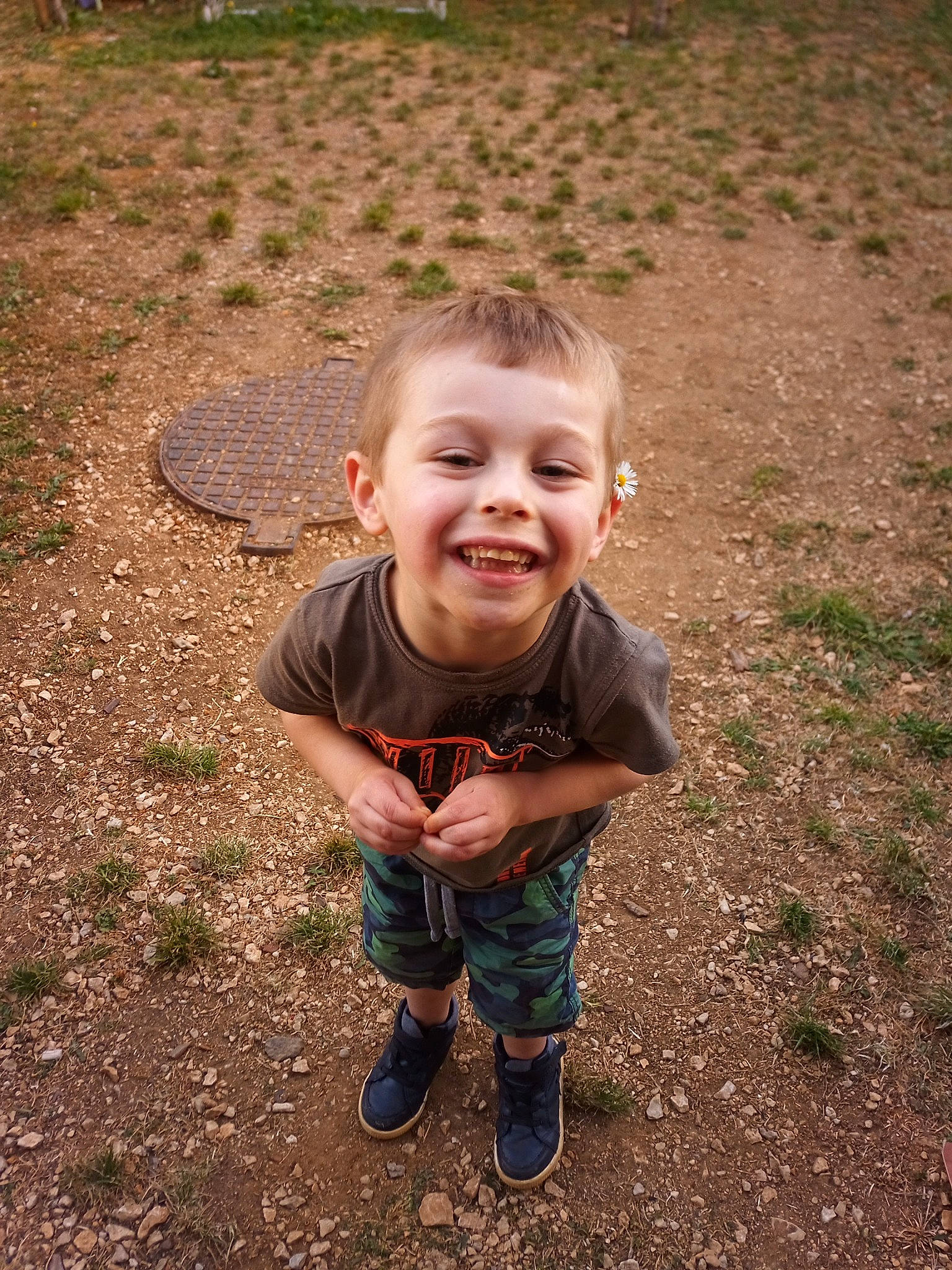 Mathéo a rejoint le concours — aidez-le/la à gagner de superbes lots ! baby, baby_toddler_clothing, child, flash_photography, fun, grass, grass_family, happy, joy, landscape, leaf, mammal, pattern, people_in_nature, person, plant, sitting, smile, soil, toddler