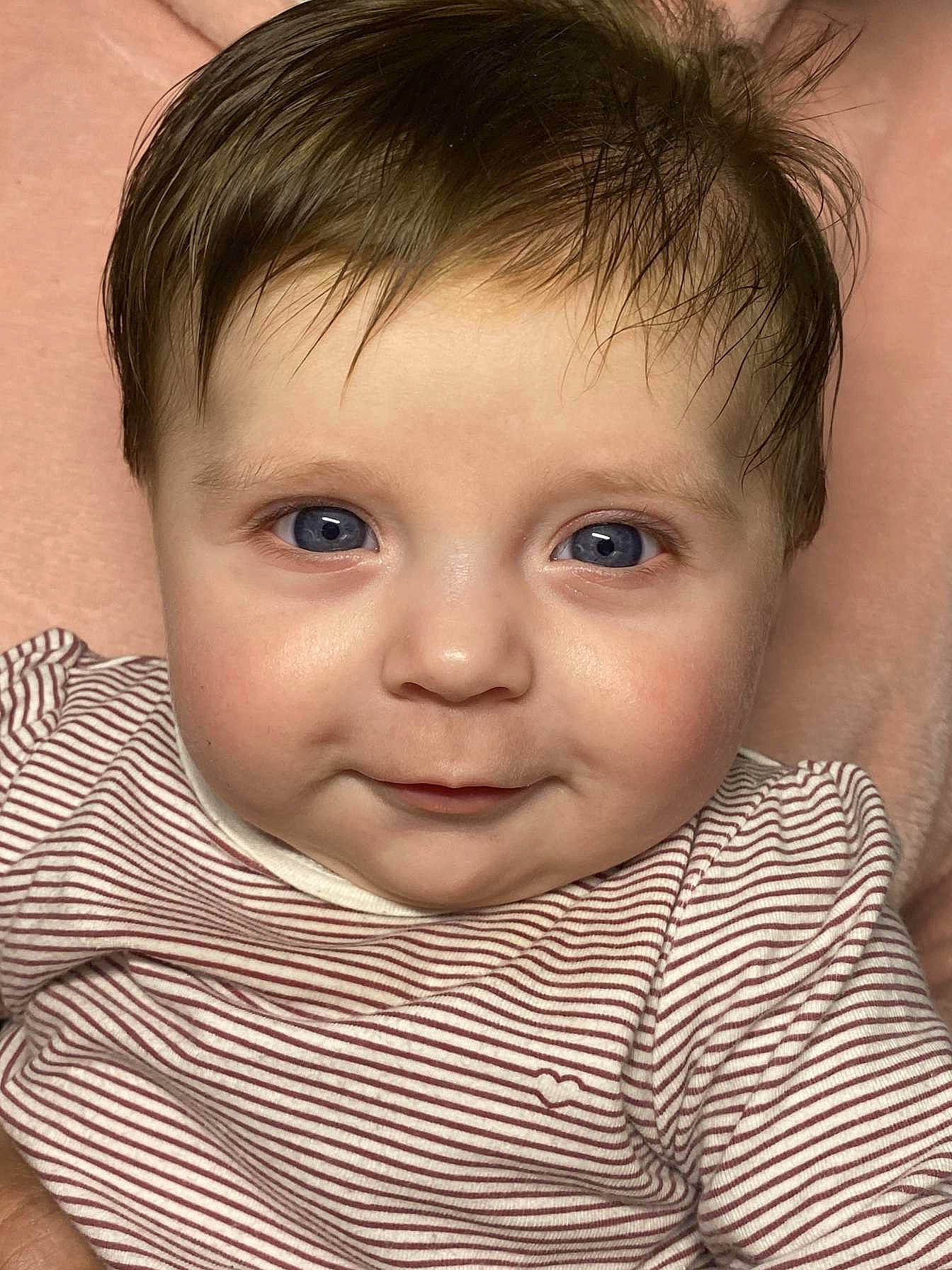 Noëlia participe au concours pour gagner de l'argent avec cette photo : cheek, chin, ear, eye, eyebrow, eyelash, face, flash_photography, forehead, gesture, iris, jaw, lip, mouth, neck, nose, person, skin, sleeve, smile