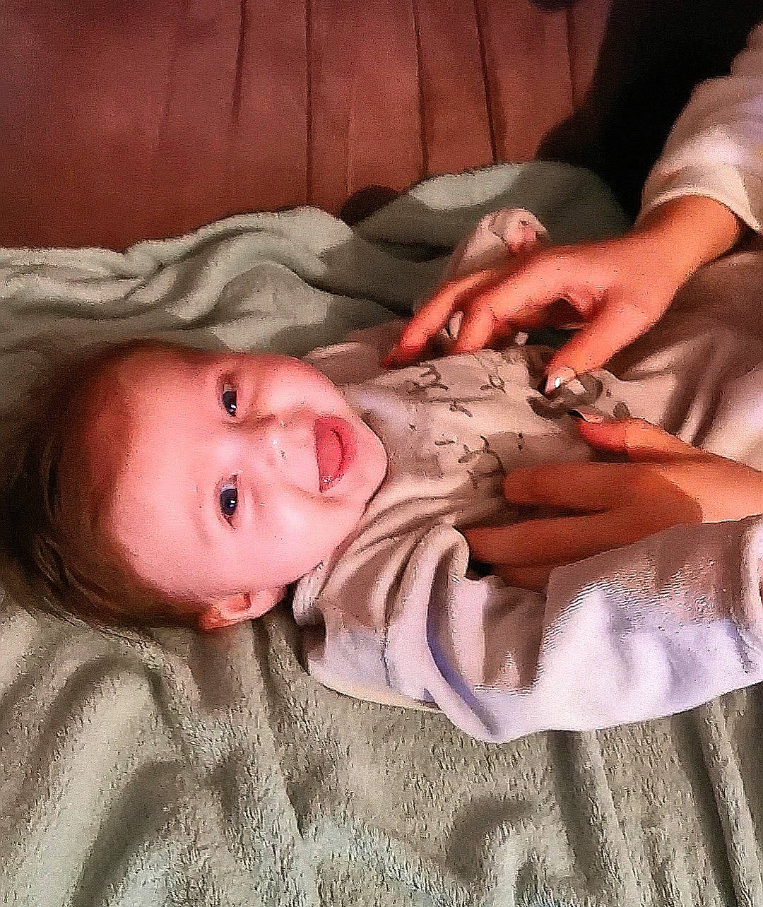 Noëlia participe au concours pour gagner de l'argent avec cette photo : baby, baby_toddler_clothing, cheek, chin, comfort, eye, eyebrow, eyelash, gesture, head, iris, lip, mouth, neck, nose, person, pink, skin, sleeve, smile