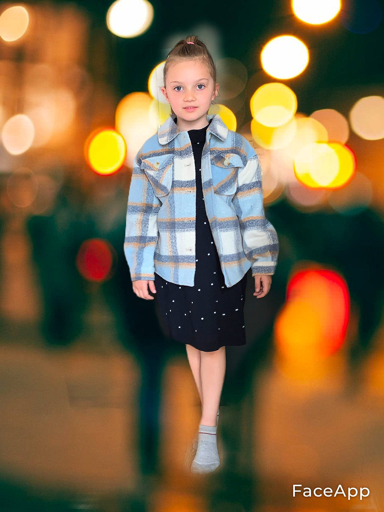 Kenza a rejoint le concours — aidez-le/la à gagner de superbes lots ! coat, cool, flash_photography, hair, hairstyle, hand, happy, human, jacket, light, lighting, orange, outerwear, people_in_nature, person, plaid, plant, sleeve, street_fashion, tartan