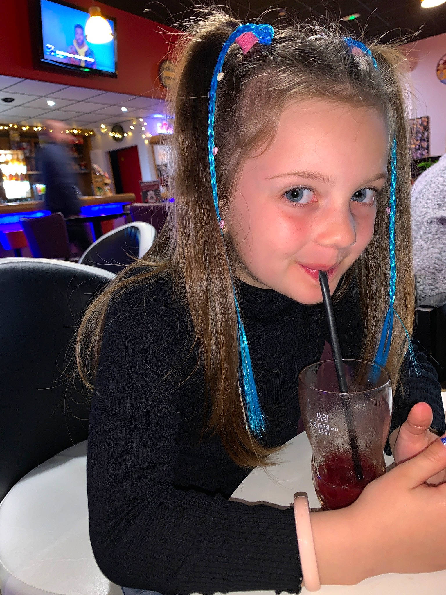 Kenza a rejoint le concours — aidez-le/la à gagner de superbes lots ! audio_equipment, beauty, blue, blurred, brown_hair, chair, child, drink, drinking, drinkware, entertainment, event, fashion_accessory, fun, happy, jewellery, joy, leisure, long_hair, person