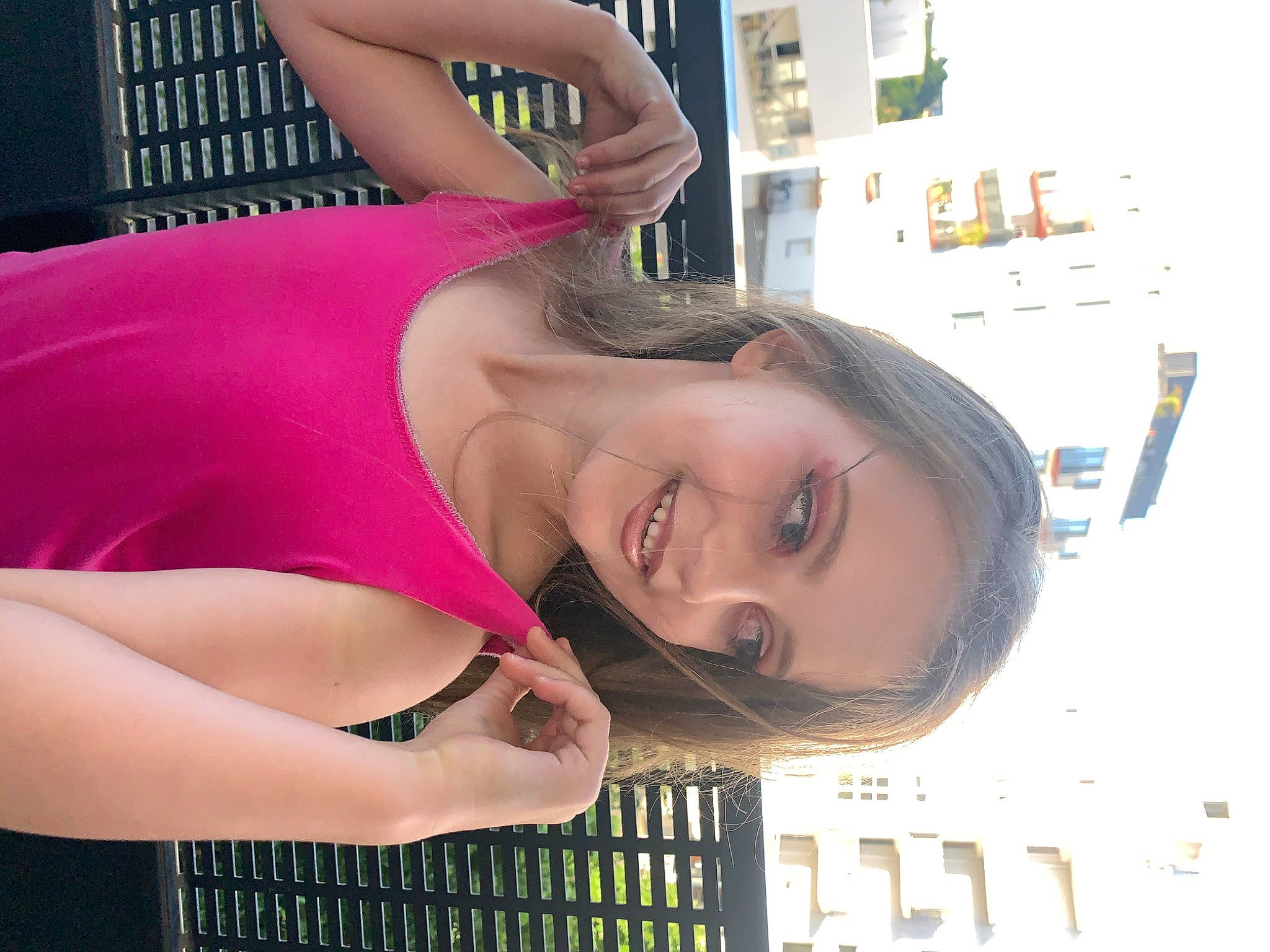 Kenza participe au concours pour gagner de l'argent avec cette photo : arm, black_hair, chest, eyebrow, eyelash, eyewear, finger, gesture, hand, happy, jaw, joint, joy, lip, makeover, mouth, person, shoulder, skin, smile