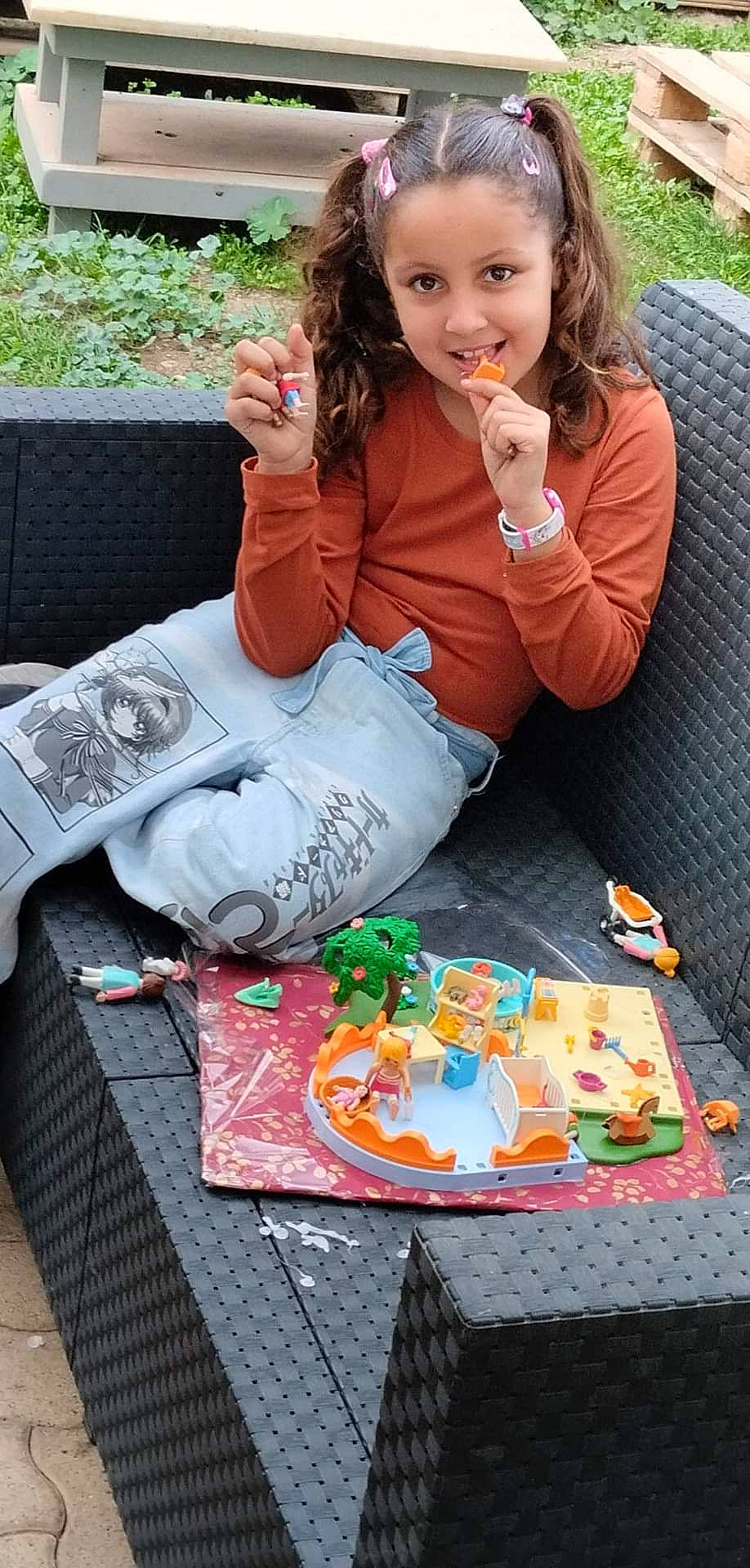 Naya a rejoint le concours — aidez-le/la à gagner de superbes lots ! bag, child, eyewear, fun, grass, green, happy, home_accessories, joy, leisure, linens, luggage_and_bags, pattern, person, picnic, recreation, sharing, sitting, smile, sweetness