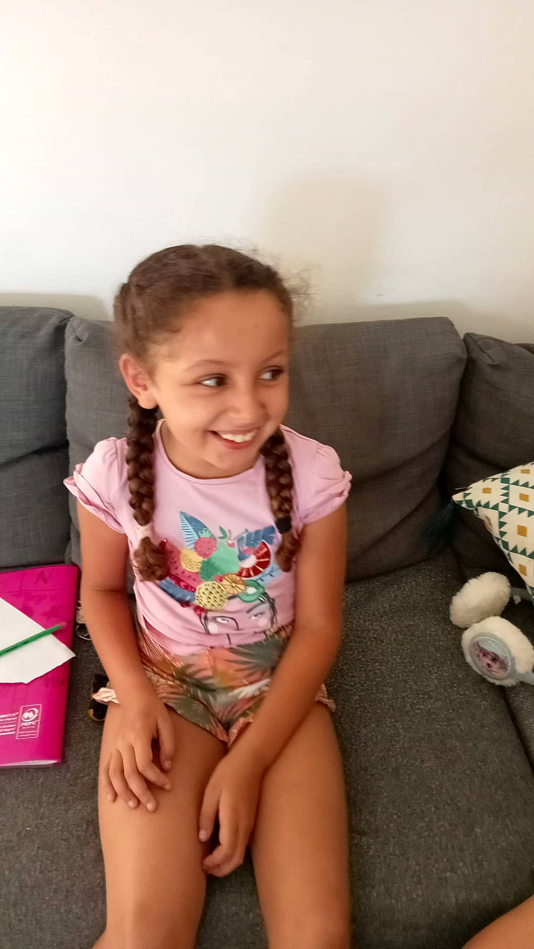 Naya a rejoint le concours — aidez-le/la à gagner de superbes lots ! arm, cheek, comfort, couch, eye, face, finger, hair, happy, head, human_body, human_leg, joy, knee, leg, neck, person, skin, smile, thigh