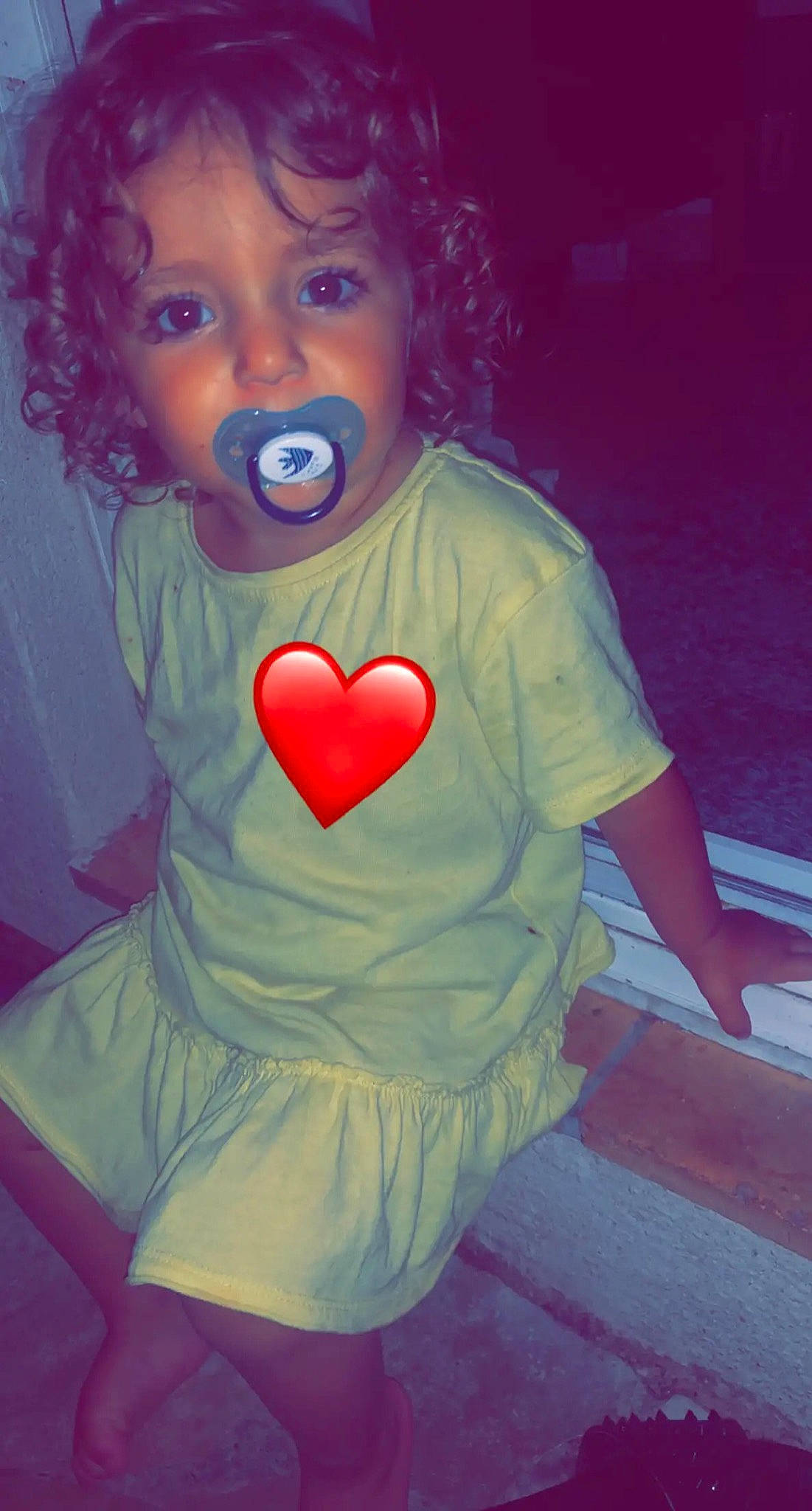 Kayla a rejoint le concours — aidez-le/la à gagner de superbes lots ! arm, cheek, chin, ear, eye, eyebrow, eyelash, face, hair, hairstyle, hand, happy, head, human_body, lip, mouth, neck, nose, person, shoulder