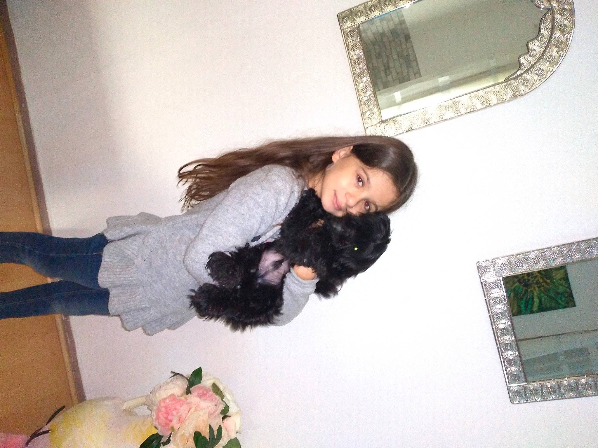 Giulia participe au concours pour gagner de l'argent avec cette photo : circle, comfort, display_device, fashion_design, flooring, fun, fur, happy, mirror, person, photograph, picture_frame, plant, room, rose, rose_family, thigh, toy, white