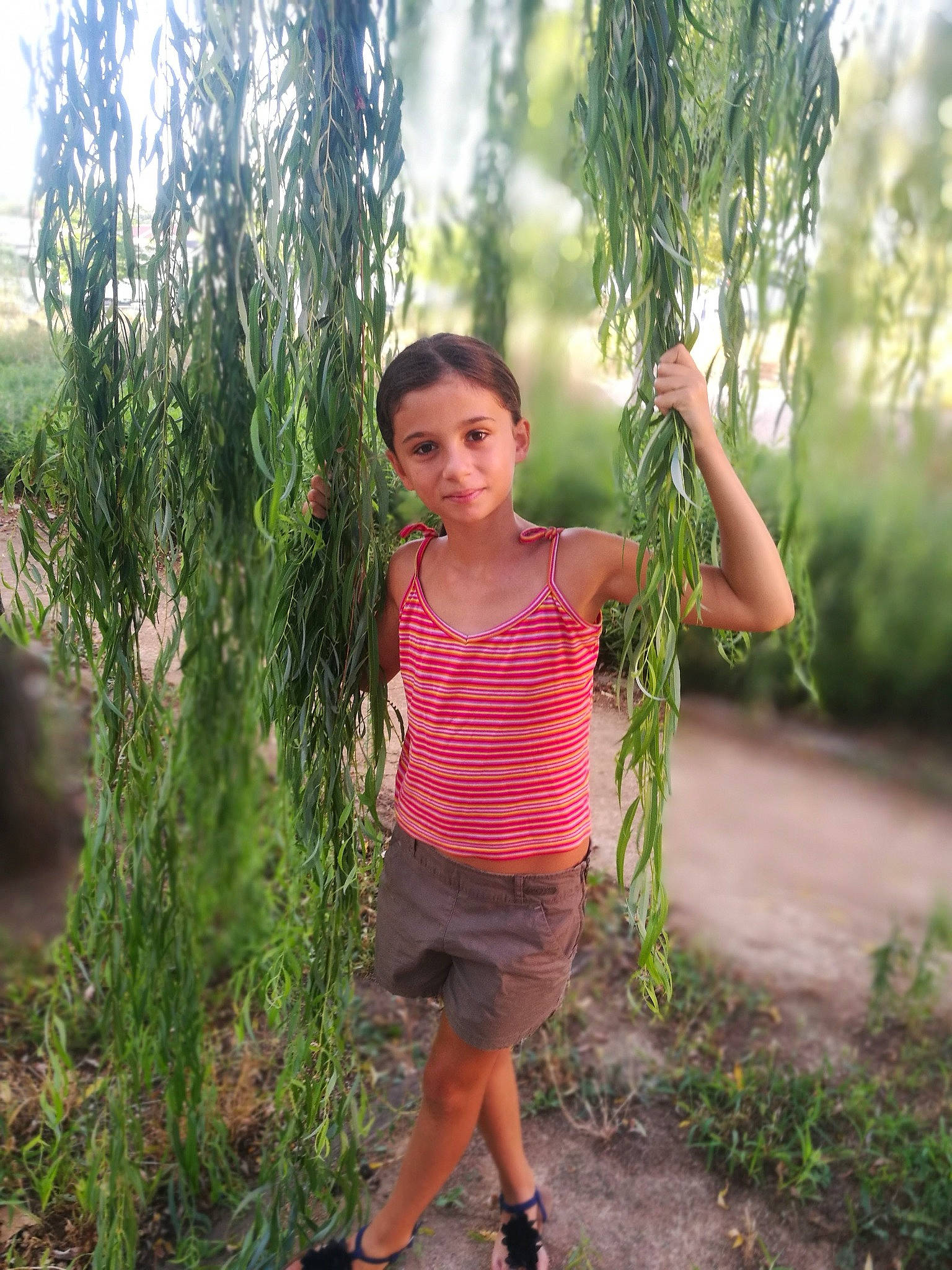 Giulia a rejoint le concours — aidez-le/la à gagner de superbes lots ! beauty, botany, forest, grass, happy, human_leg, joy, leisure, nature, people_in_nature, person, plant, shorts, summer, terrestrial_plant, thigh, toddler, tree, trunk, vegetation