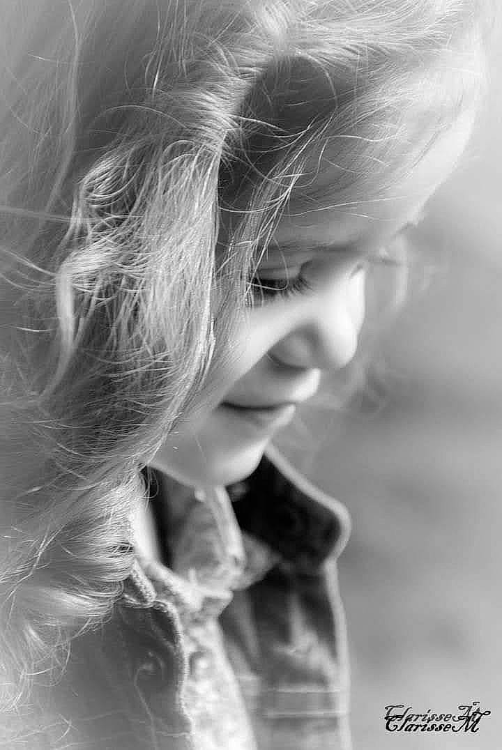Giulia a rejoint le concours — aidez-le/la à gagner de superbes lots ! black_and_white, brown_hair, child, darkness, eyebrow, eyelash, flash_photography, gesture, happy, iris, jaw, layered_hair, lip, long_hair, monochrome, monochrome_photography, person, portrait_photography, shoulder, step_cutting