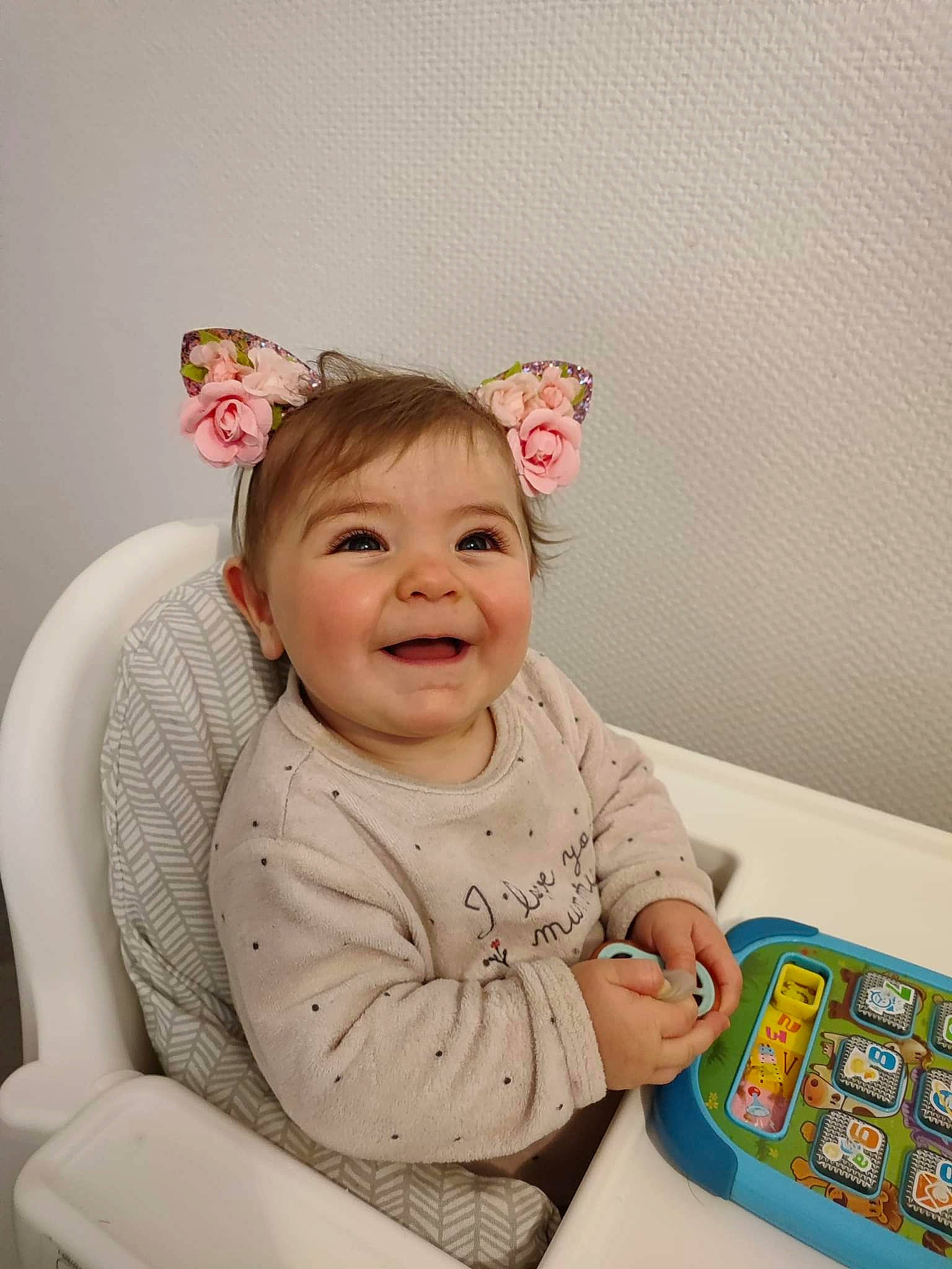 Margot a rejoint le concours — aidez-le/la à gagner de superbes lots ! arm, baby, baby_playing_with_toys, baby_toddler_clothing, chair, cheek, child, comfort, fashion_accessory, fun, happy, headband, headpiece, jewellery, joy, laugh, person, room, sitting, sleeve