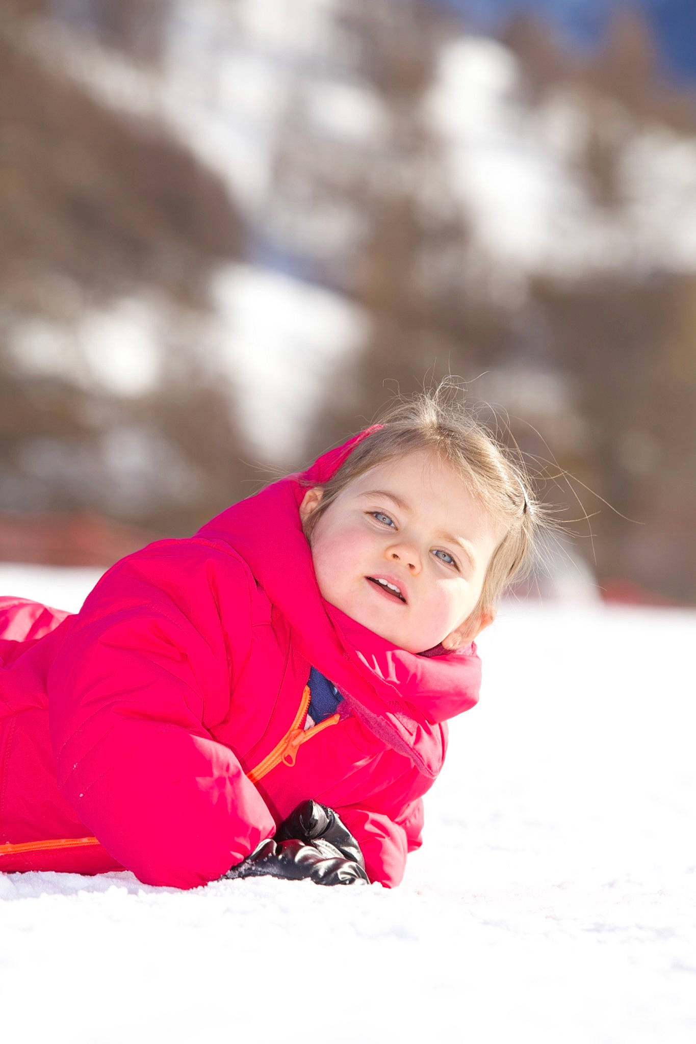 Kélya a rejoint le concours — aidez-le/la à gagner de superbes lots ! baby, baby_toddler_clothing, carmine, child, flash_photography, freezing, fun, grass, happy, leisure, magenta, people_in_nature, person, playing_with_kids, portrait_photography, recreation, sitting, smile, snow, toddler